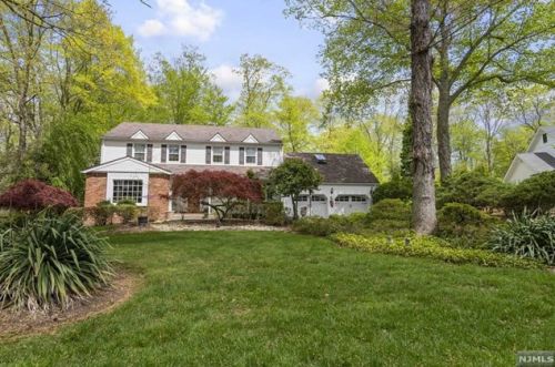 17 Colonial Dr, Allendale NJ  07401-1401 exterior