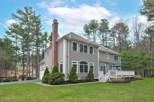 7 Stuart St, Medfield MA 02052-3135 exterior