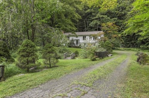40 Limestone Ter, Ridgefield, CT 06877-2621
