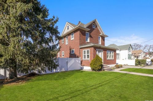 245 Verazzano Ave, Copiague, NY 11726-2213