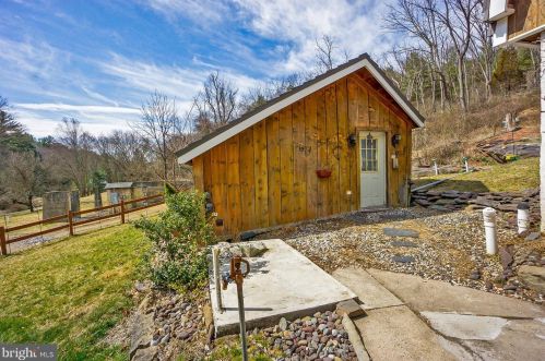 2695 Hemlock Dr, Palmerton PA  18071-9408 exterior