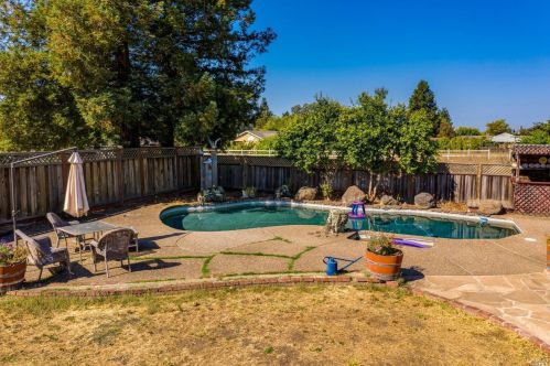 2294 Chester Dr, Penngrove CA  94951-9529 exterior