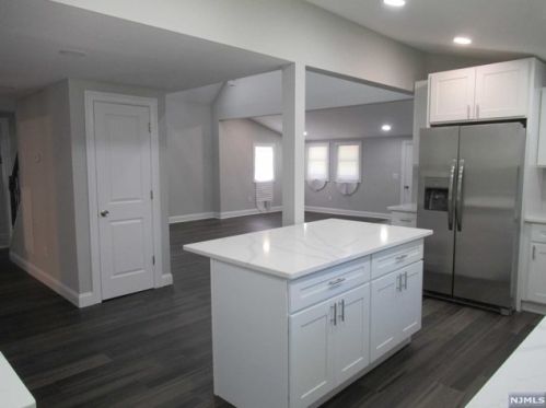 68 Hemlock St, Oakland NJ  07436-1829 exterior