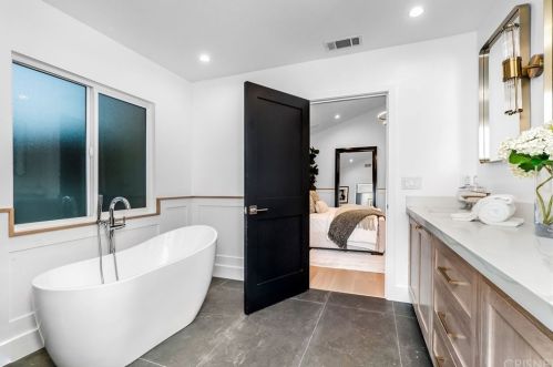 5465 Saloma Ave, Van Nuys CA  91411-3643 exterior