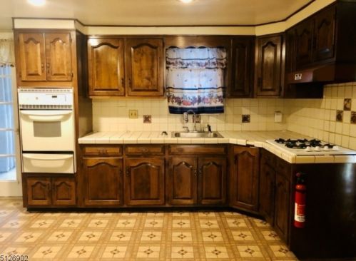 1065 Jaques Ave, Rahway NJ 07065-3927 exterior