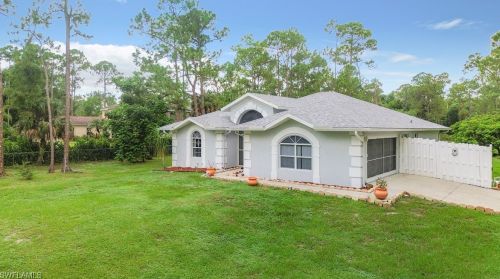 121 29th St, Naples, FL 34117-3120