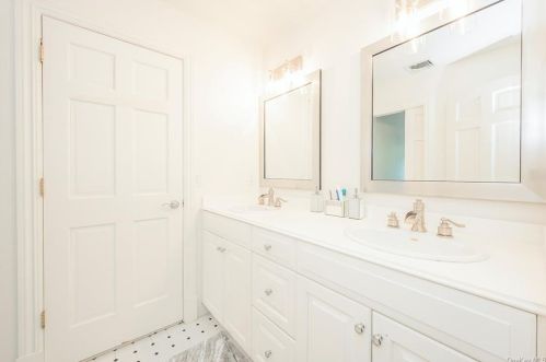 94 Haights Cross Rd, Chappaqua NY  10514-2911 exterior