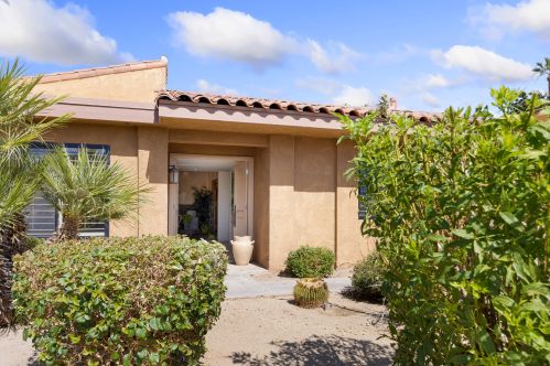 14 Seville Dr, Rancho Mirage CA  92270-3850 exterior