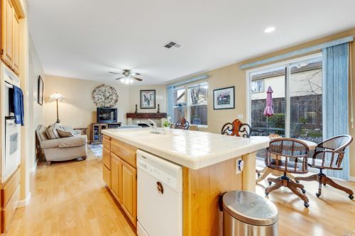 1409 Birdie Dr, Windsor CA  95492-8717 exterior