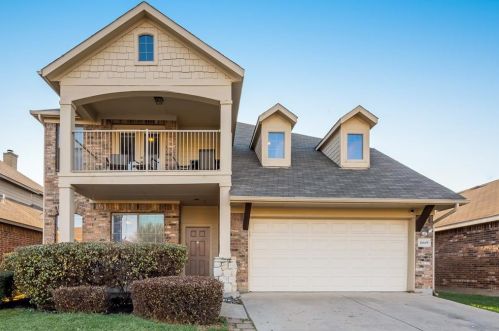 10469 Evening View Dr, Fort Worth, TX 76131-3969