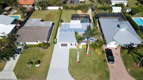 83 8th St, Bonita Springs, FL 34134-7420