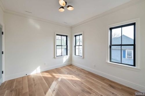 11 Lasher Ln, Edgewater NJ  07020-1403 exterior