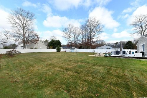 3 Linden Ave, Holtsville NY  11742-2323 exterior