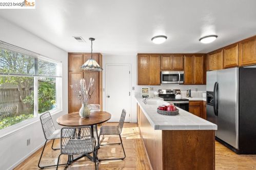 2128 Bluejay Cir, Pinole, CA 94564-1802