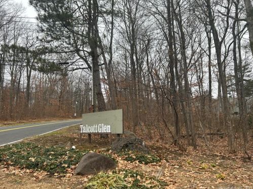 9 Talcott Gln, Farmington CT  06032-3525 exterior
