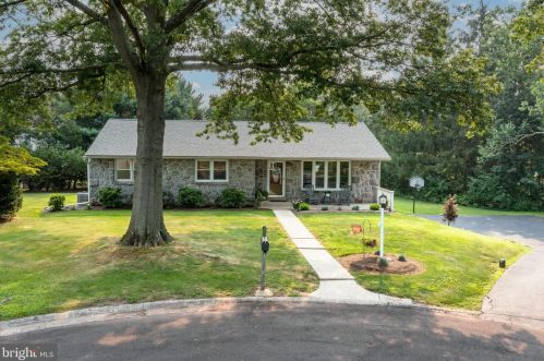 947 Valley Rd, Pottstown, PA 19464-2817