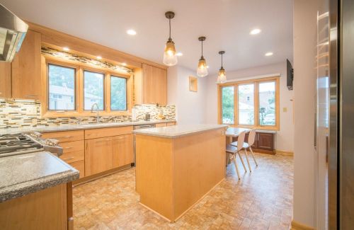 3113 Drury Ln, Milwaukee, WI 53215-4238