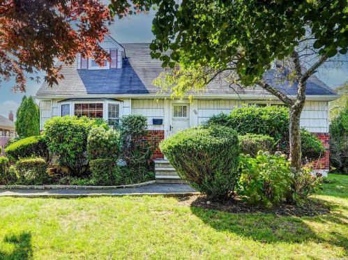 3743 Hunt Ct, North Wantagh, NY 11793-1504
