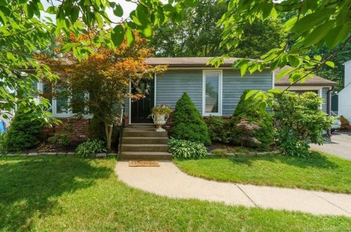 138 Tomlinson Ave, Plainville, CT 06062-2945