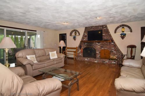 2 Beaulieu Ave, Coventry, RI 02816-7402