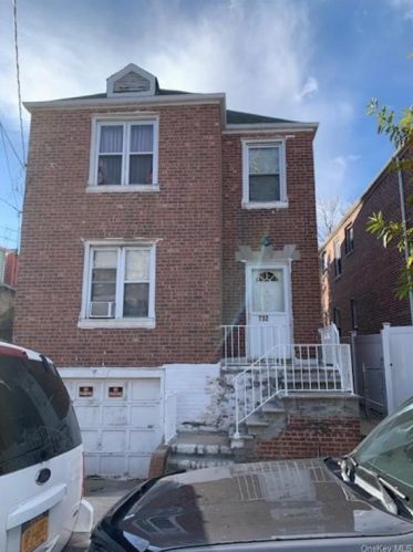 732 235th St, Bronx, NY 10466-3106