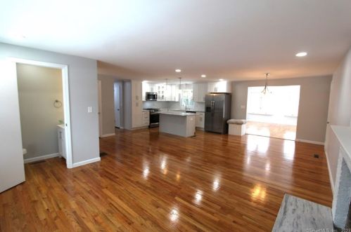 41 Mcgrath Rd, Wapping CT  06074-1116 exterior