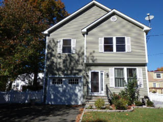 15 Country Ln, Bridgeport, CT 06611-4305