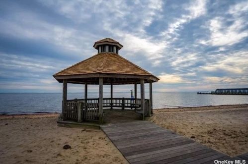 255 Maple St, Islip Manor NY  11751-4801 exterior