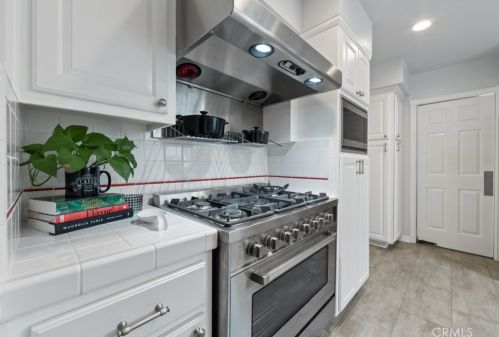 6880 10th St, Long Beach CA  90815-4930 exterior