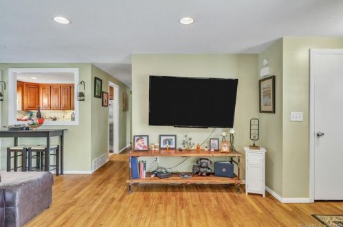 35 Keeney St, Manchester CT 06040-7054 exterior