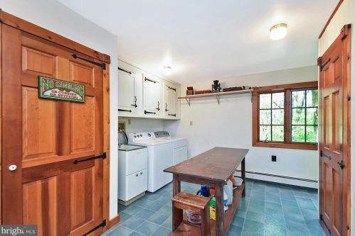 5693 Kernsville Rd, Orefield PA  18069-2226 exterior