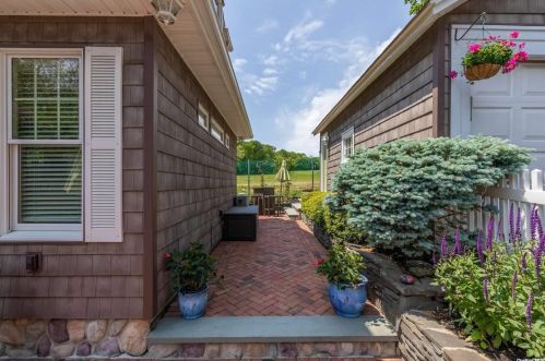 93 Fort Salonga Rd, Northport, NY 11768-1439
