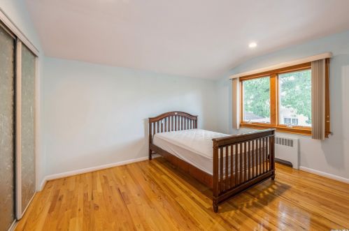 134 Old Courthouse Rd, New Hyde Park NY  11040-1227 exterior