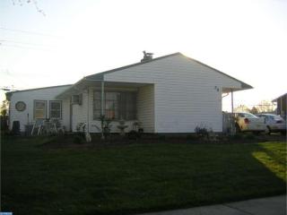 39 Lakeside Dr, Levittown, PA 19054-3901