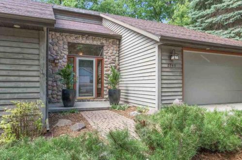 2749 Canyon Bluff Rd, Green Bay, WI 54302-5240