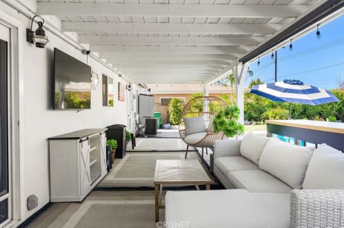 21051 Kingscrest Dr, Santa Clarita CA  91350-1990 exterior