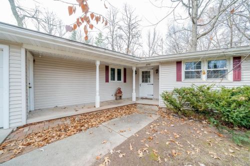 2850 Timber Ln, Green Bay, WI 54313-5842