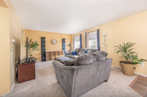 3069 Piney Bluff Dr, Library, PA 15129-9345