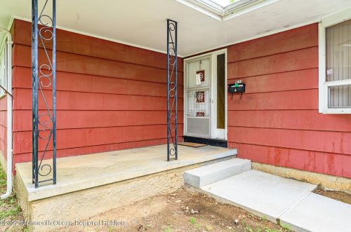51 Stokes St, East Freehold, NJ 07728-1642