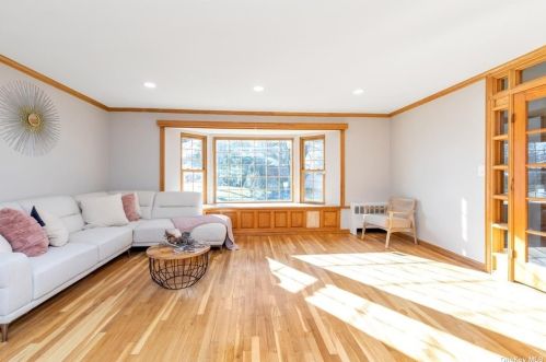 545 Queen St, Westbury NY  11590-1399 exterior