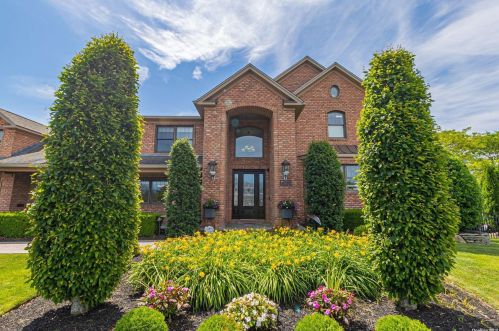 16 Sexton Dr, West Islip, NY 11795-5133