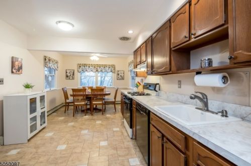 265 Hillcrest Rd, Ridgewood NJ  07450-2435 exterior