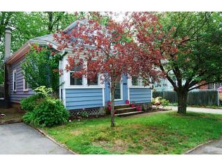 35 Claire St, East Providence, RI 02915-2804