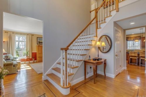 31 Sprucetop Dr, Mahopac, NY 10541-7001