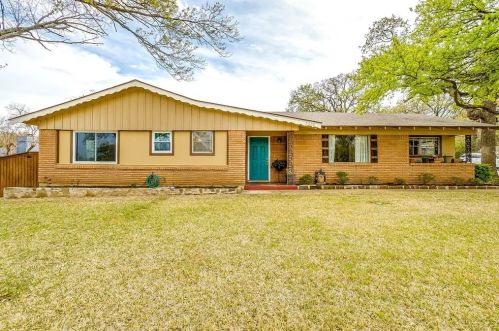 7300 Meadowbrook Dr, Fort Worth, TX 76182-6116