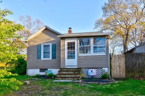 212 Lower Rocky Point Rd, Scotts Beach, NY 11789-1848