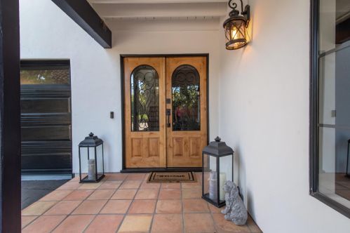 560 Apple Grove Cir, Santa Barbara CA  93105-4086 exterior