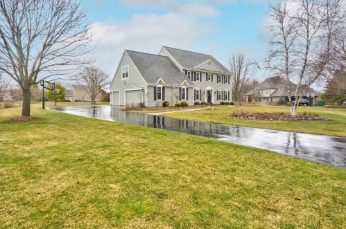10218 Kenilworth Cir, Thiensville, WI 53092-8400