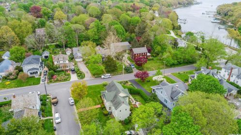 450 Youngs Ave, Southold, NY 11971-1249