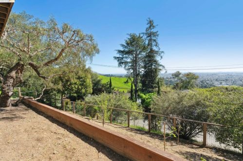 8017 Crest Ave, Oakland CA  94605-3611 exterior